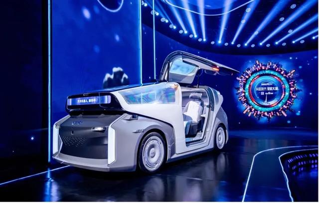 对比特斯拉机器人与百度机器人：汽车公司搞AI与AI公司有集度